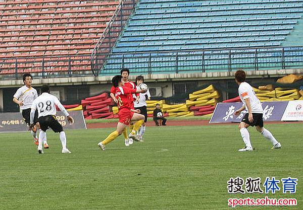  图卢兹主场球迷助威声势浩大激励球队取胜利